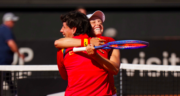 The embrace of Carla Suárez with her team. Source: RFET