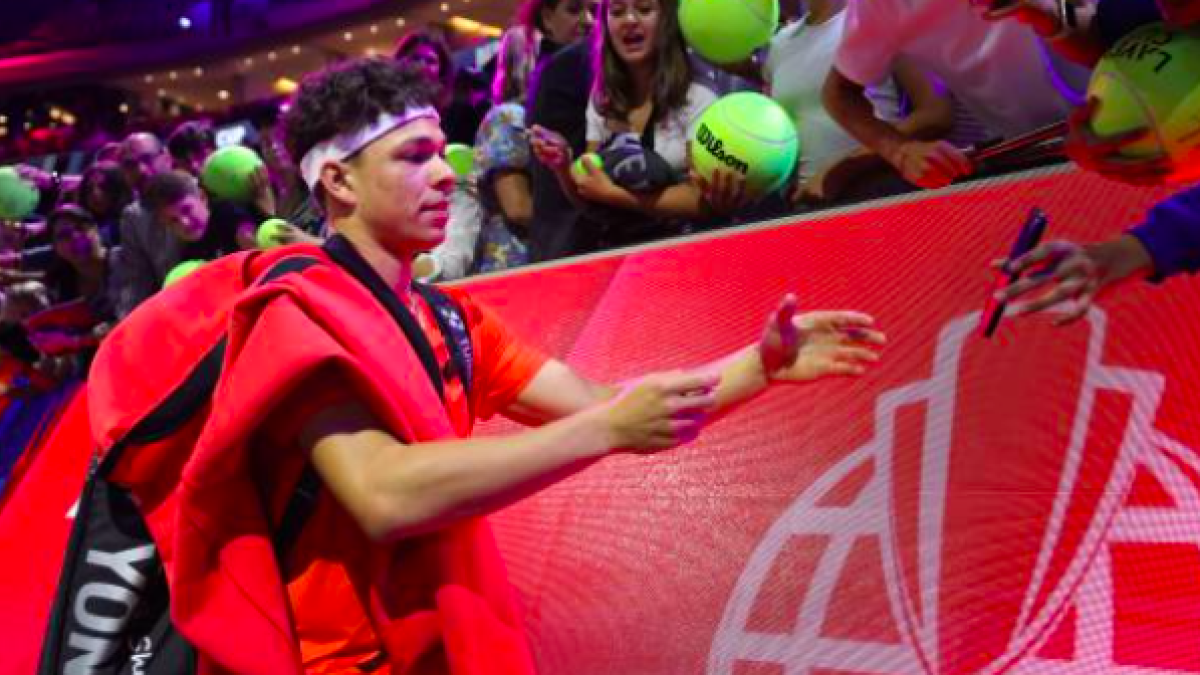 Ben Shelton firmando autógrafos en la Laver Cup. Fuente: Getty