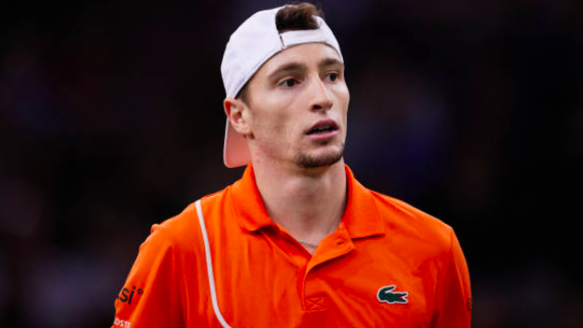 Ugo Humbert se disculpa ante Khachanov tras su choque en París-Bercy. Fuente: Getty