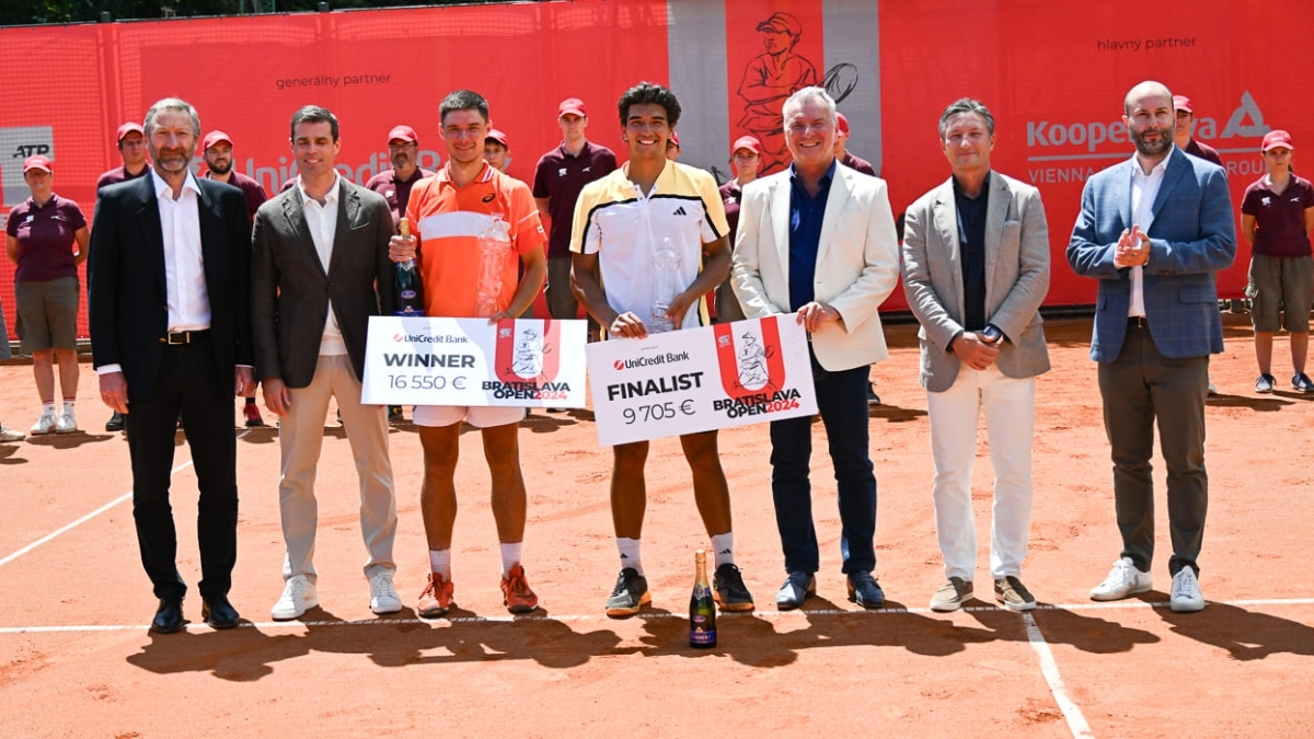 Kamil Majchrzak y Henrique Rocha, campeón y finalista del Bratislava Open. Branislav Stankovic (tercero por la derecha), director del torneo, junto a ellos. Fuente: Bratislava Open