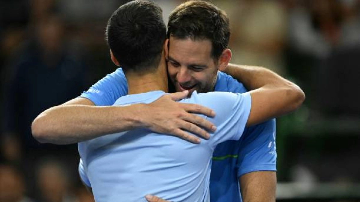 Del Potro se funde en un abrazo con Djokovic.