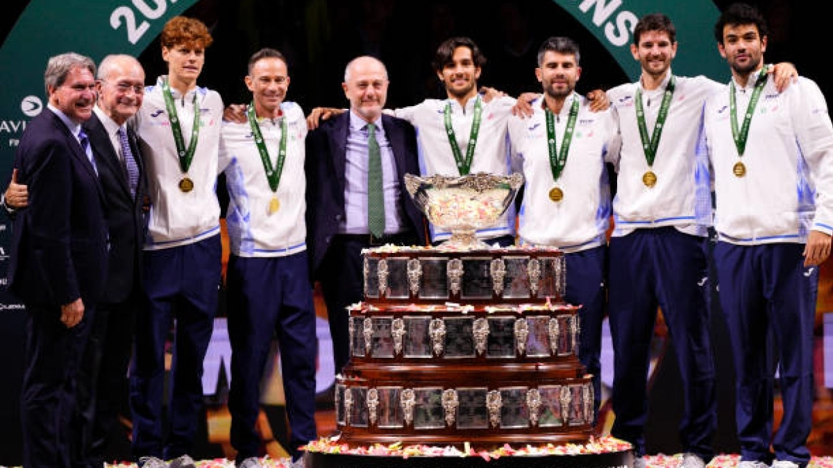 El equipo italiano, con la Copa Davis de este año.