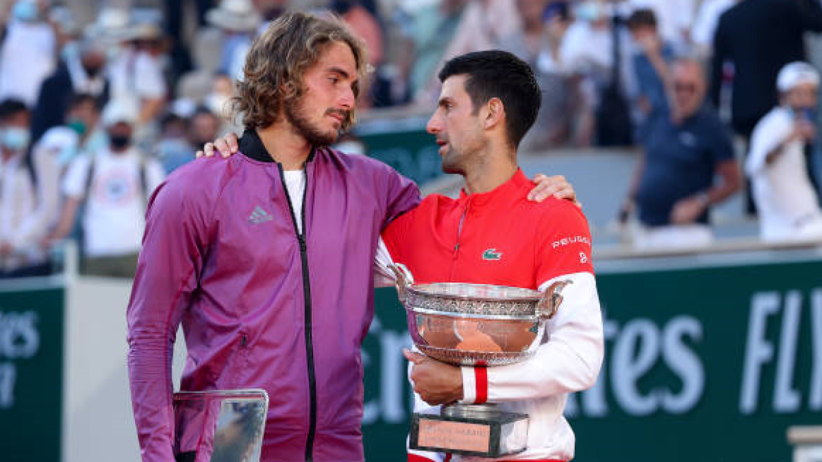 Stefanos Tsitsipas y Novak Djokovic en la final de Roland Garros 2021. Foto: getty