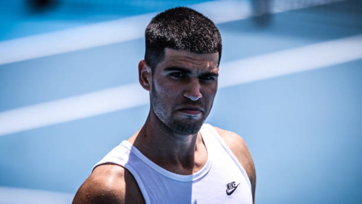 Alcaraz sonríe para ganar a Popyrin en la víspera del Open de Australia 2025. Foto: Getty