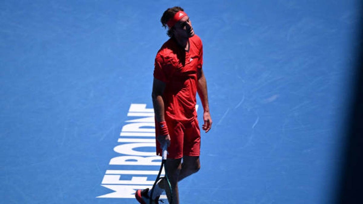 Stefanos Tsitsipas da la cara en rueda de prensa tras caer en el Open de Australia 2025. Foto: Getty