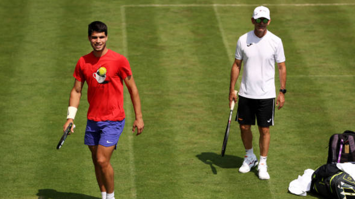 Carlos Alcaraz and Samuel López at Queen's 2023. Photo: Getty