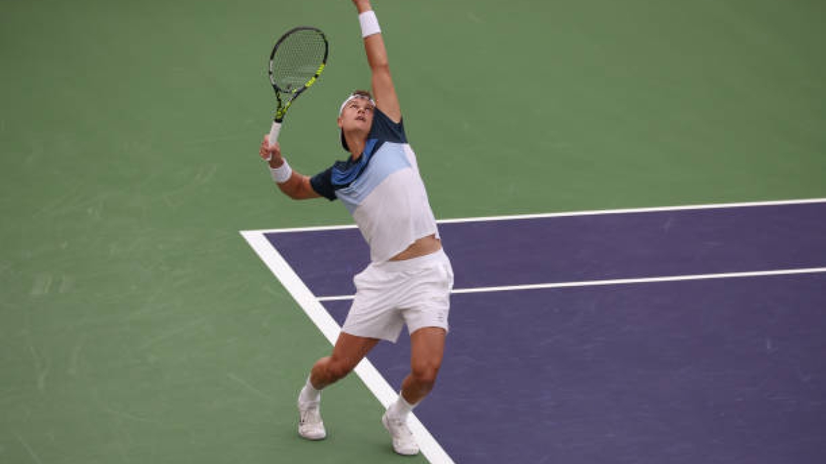 Rune le da toda una lección a Tsitsipas bajo la lluvia. Foto: Getty